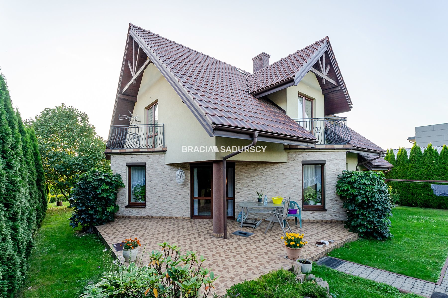 Dom w centrum kocmyrzowa, dwa wejścia, garaż