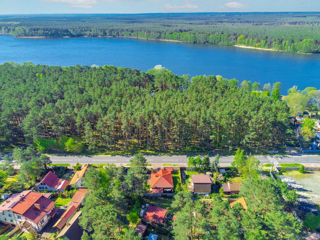 Dom wolnostojący nad jeziorem