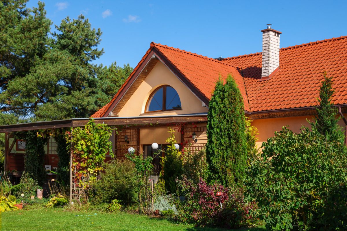 Dom pod elblągiem z pięknym ogrodem i stawem