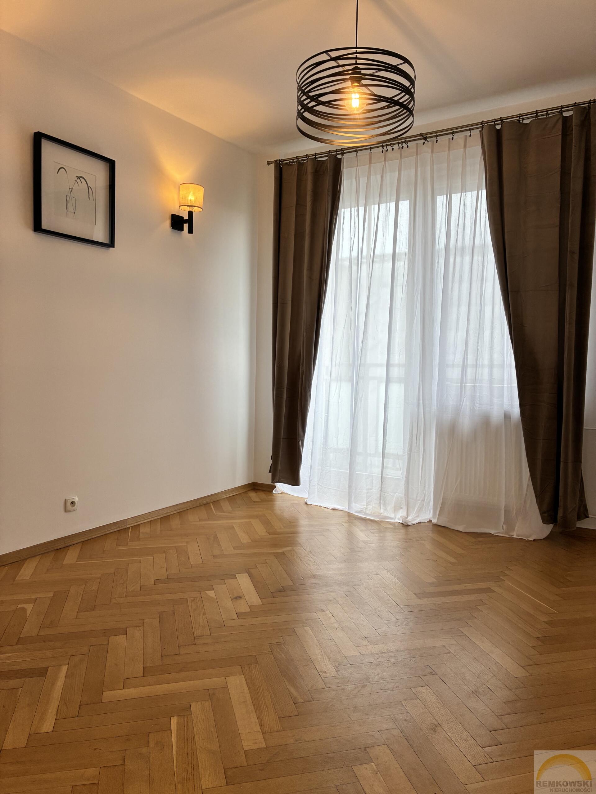 Warszawa śródmieście ul. hoża 5/7 blisko placu trzech krzyży.