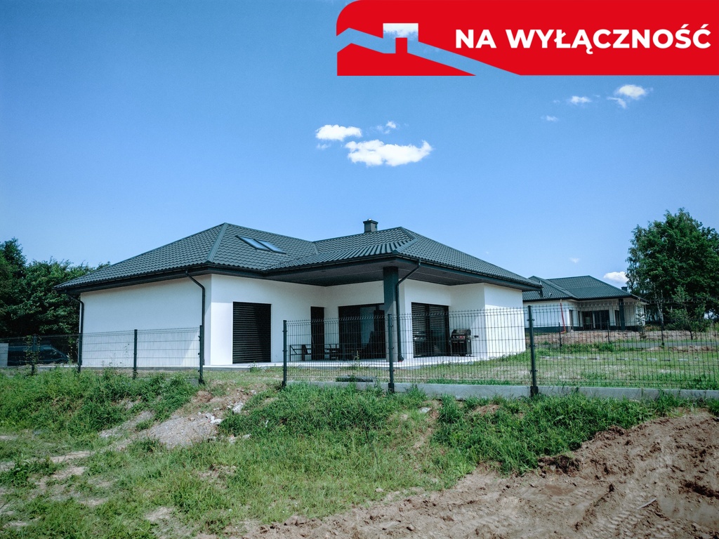 Nowy dom parterowy z antresolą.