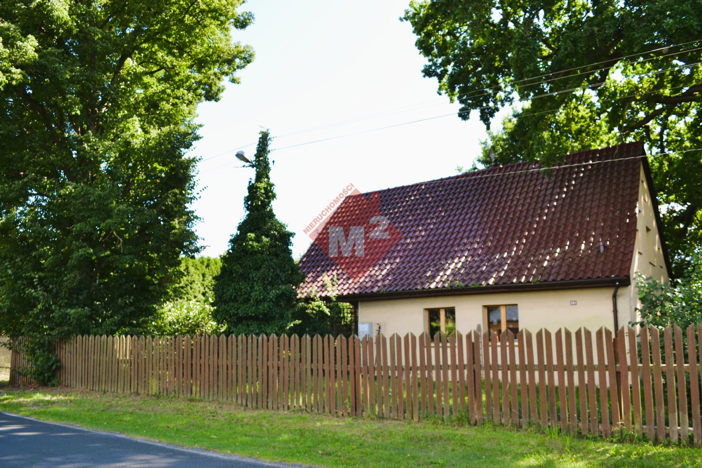 Dom z dużym ogrodem, oczkiem wodnym i budynkami gospodarczymi – łaniewo