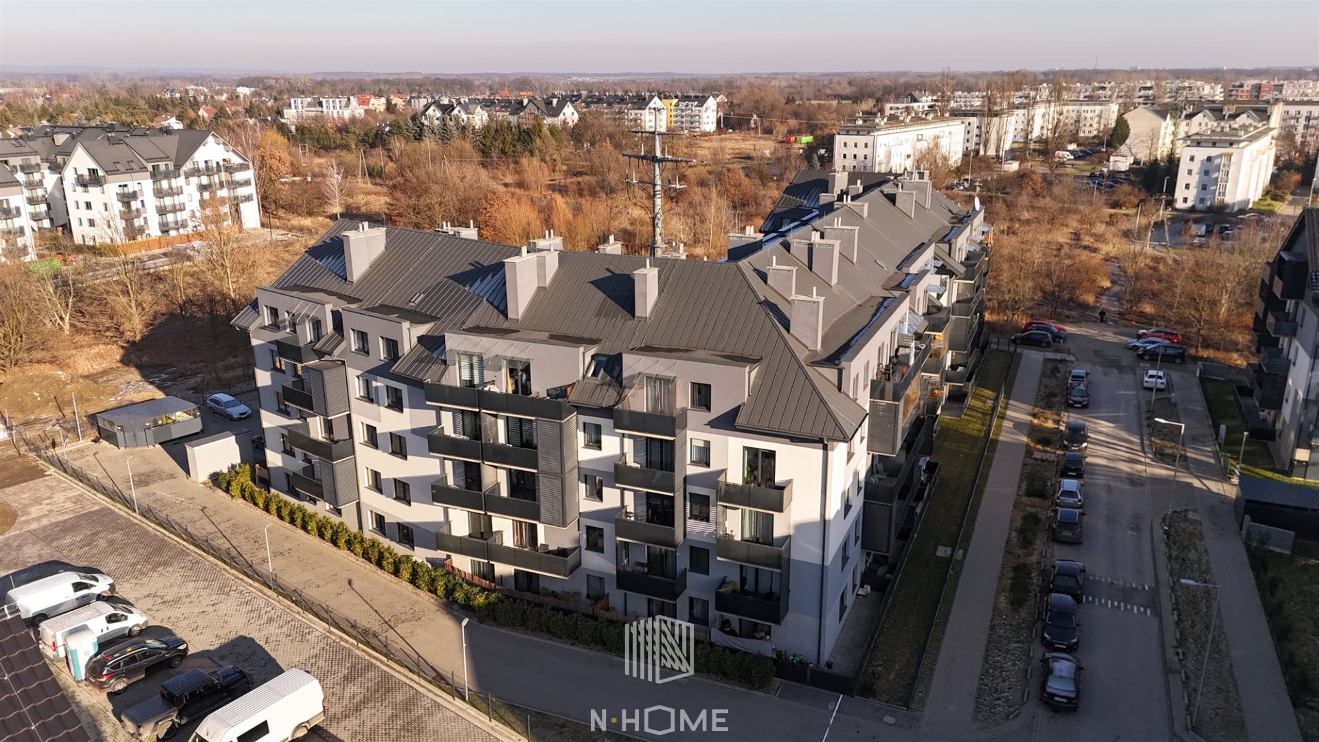 42,08m² + 9,08m² balkon / poświętne; psie pole