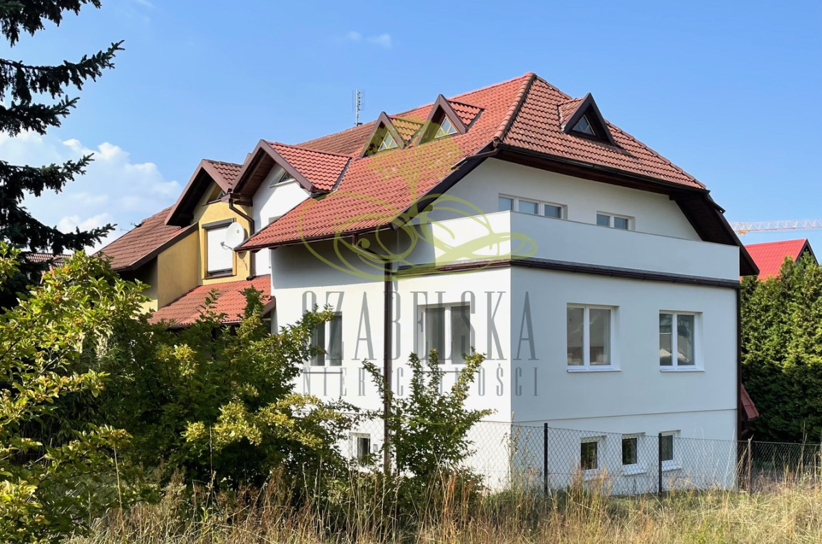 Podzielony na odrębne mieszkania, na działalność !