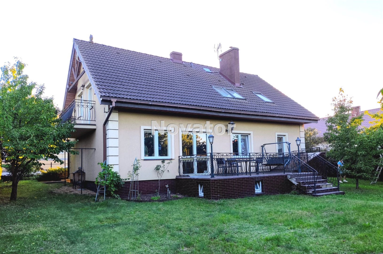 Dom wolnostojący na działce 926m2.