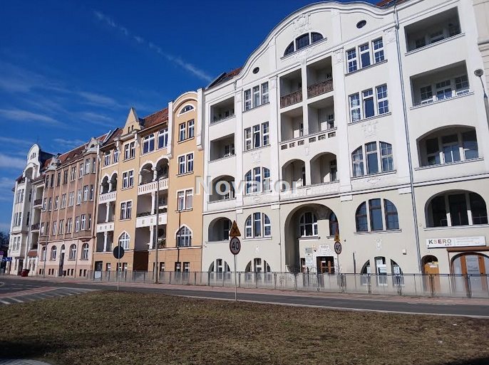 M-4 na 4-piętrze kamienicy 50m2 w śródmieściu.