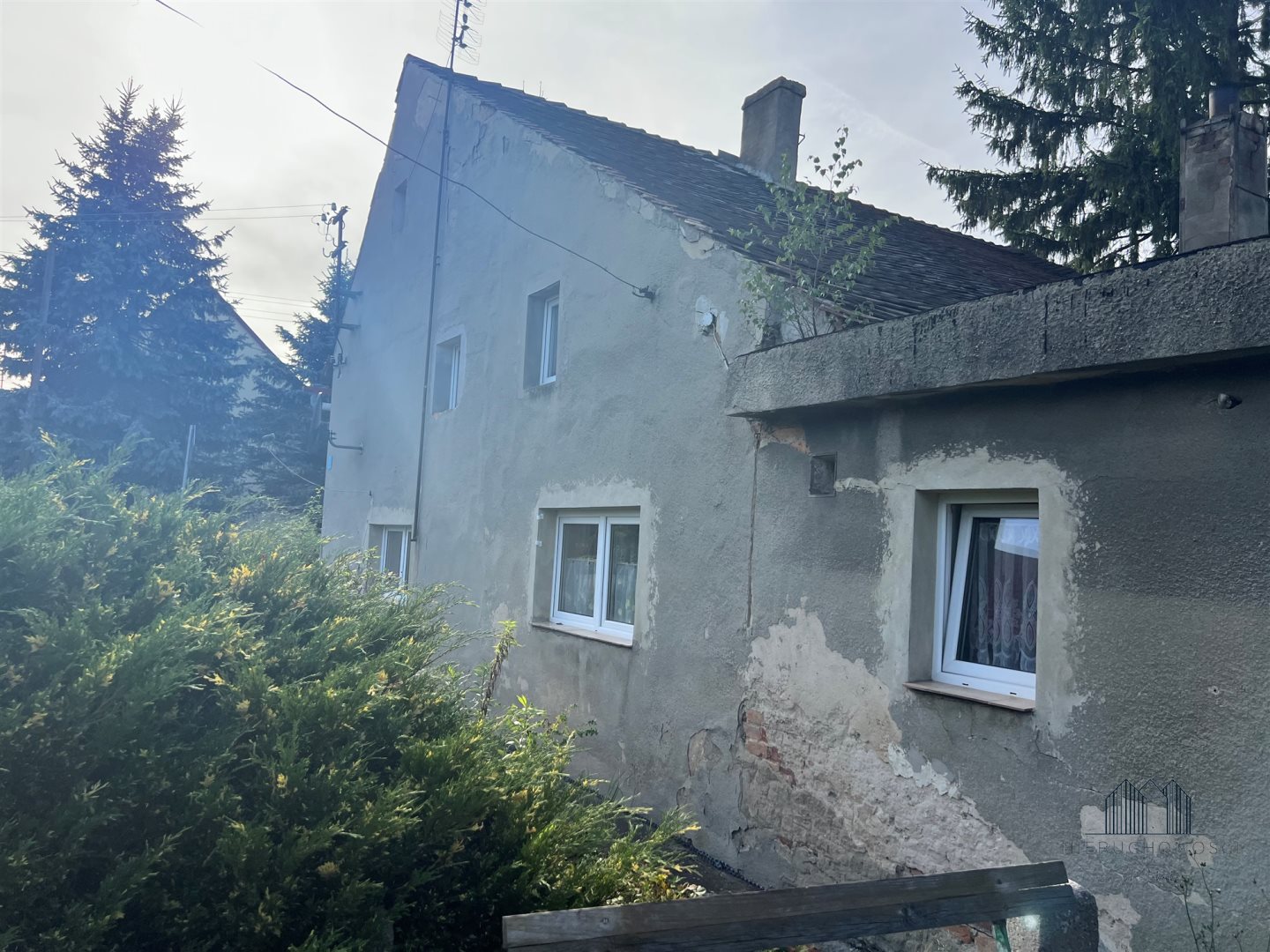 Dom w radomierzycach  na dużej działce