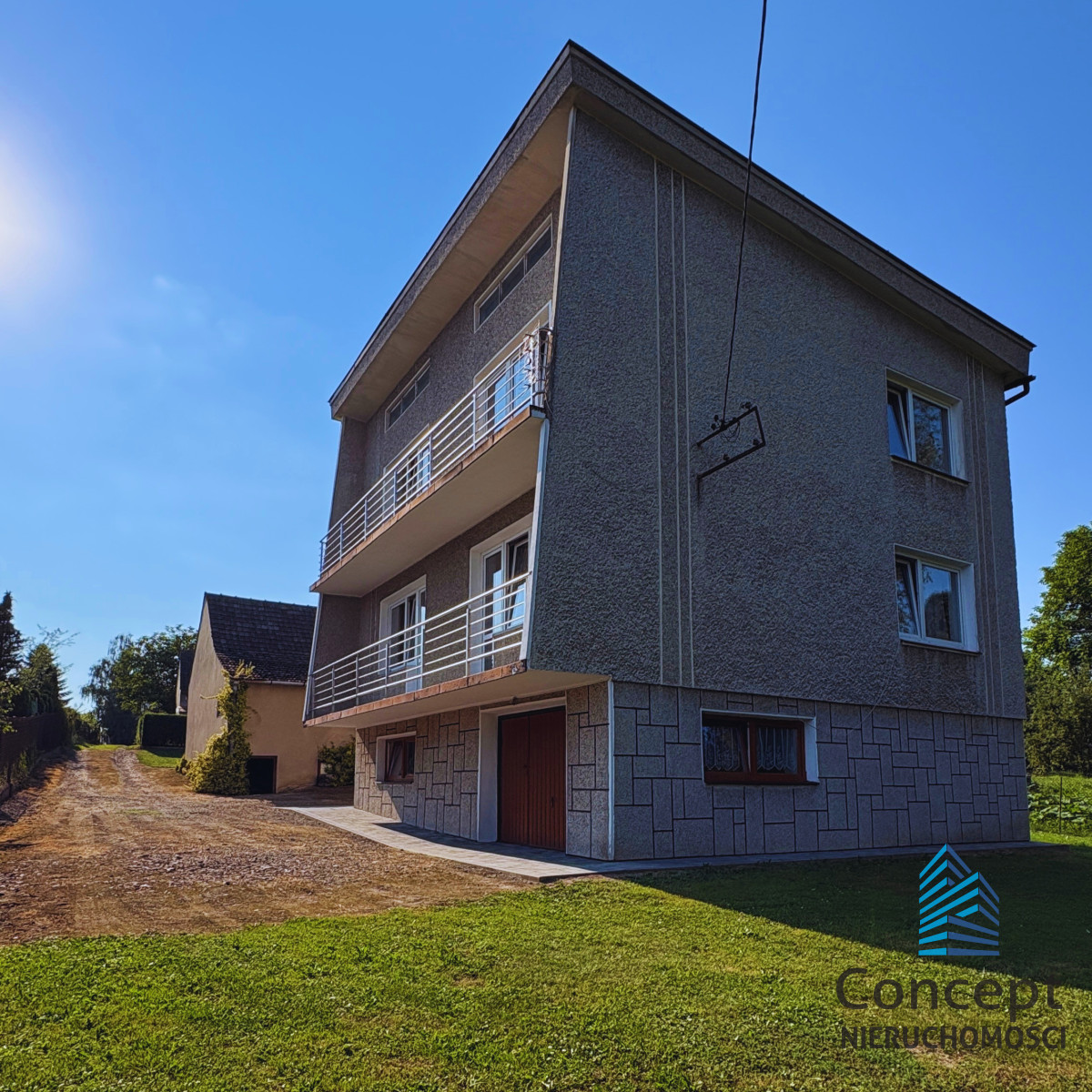 Dom 150 m² z garażem i stodołą – złota, 26 ar