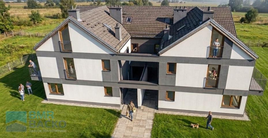 Przestronny segment ze strychem i dużą działką.