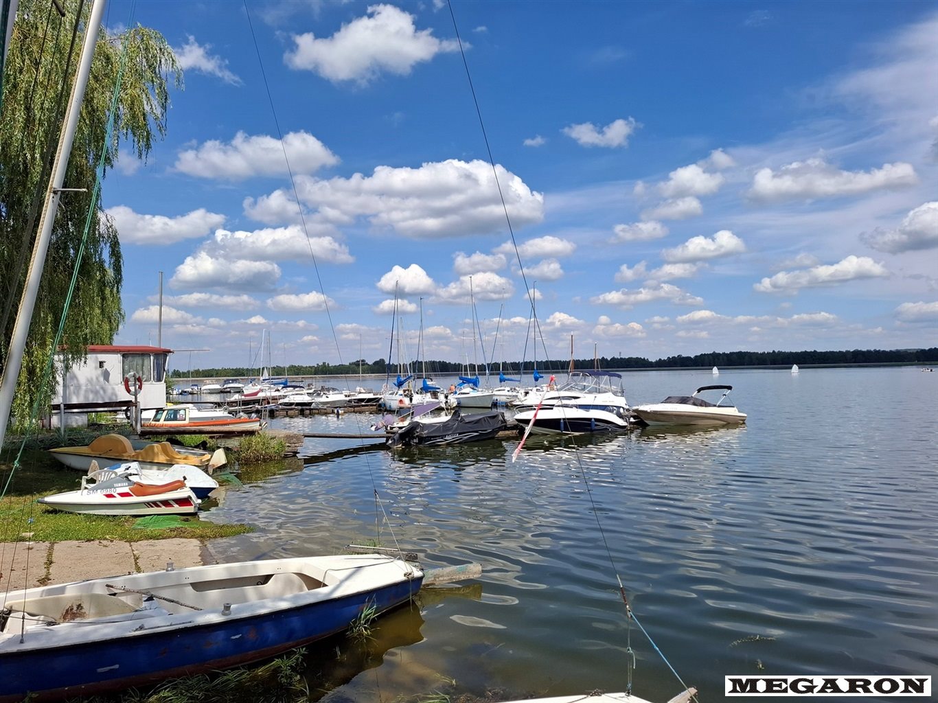 Atrakcyjna działka nad zalewem.