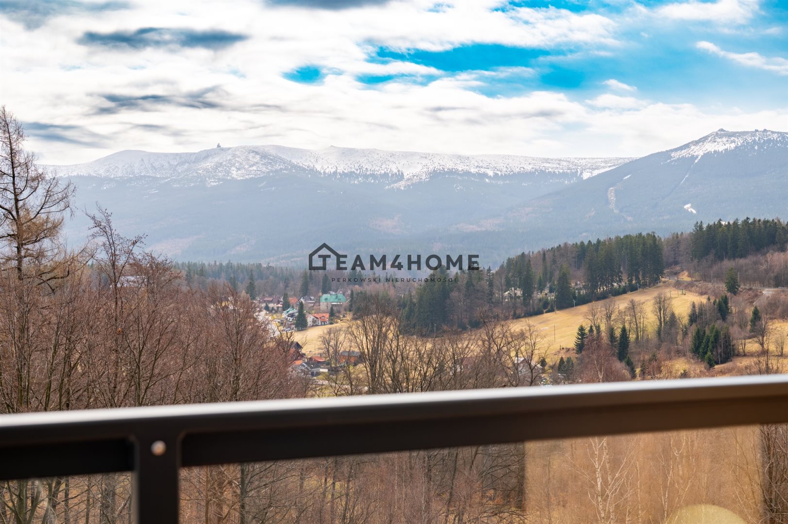 Apartament z widokiem na góry, garażem i postojem