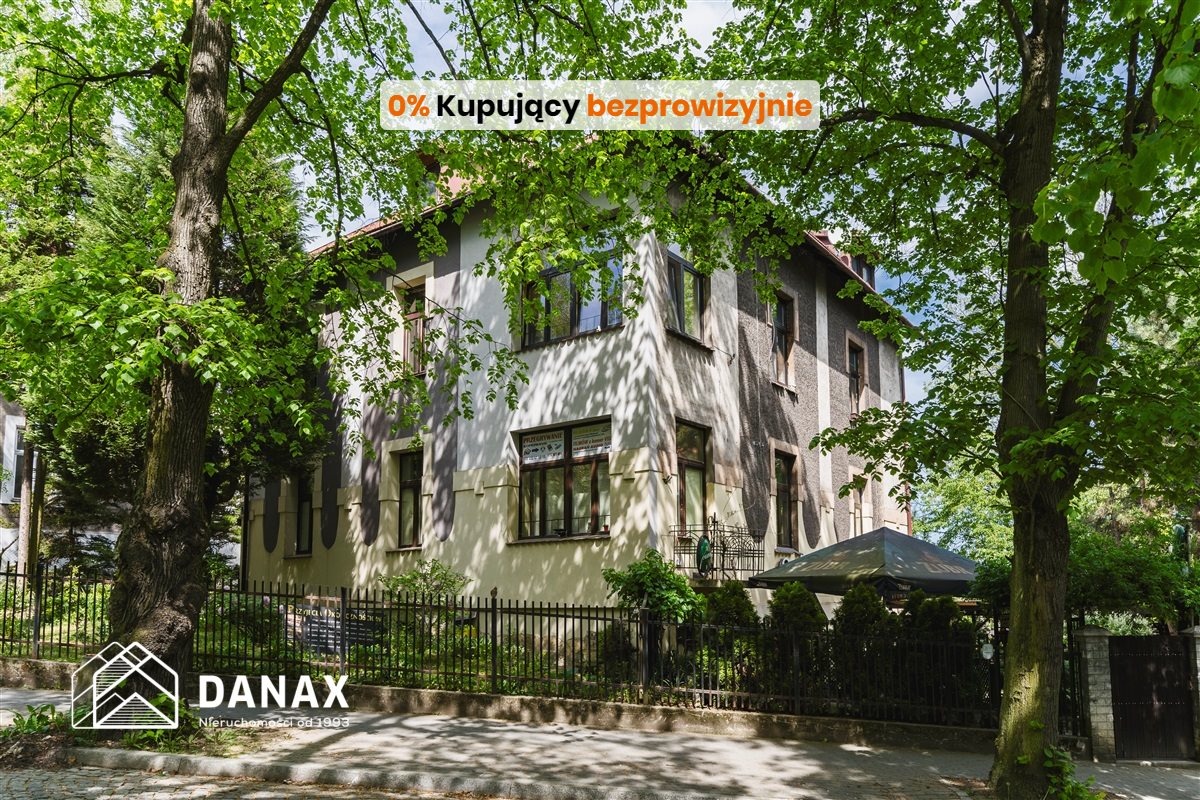 Duży dom wolnostojący na wzgórzu św. bronisławy
