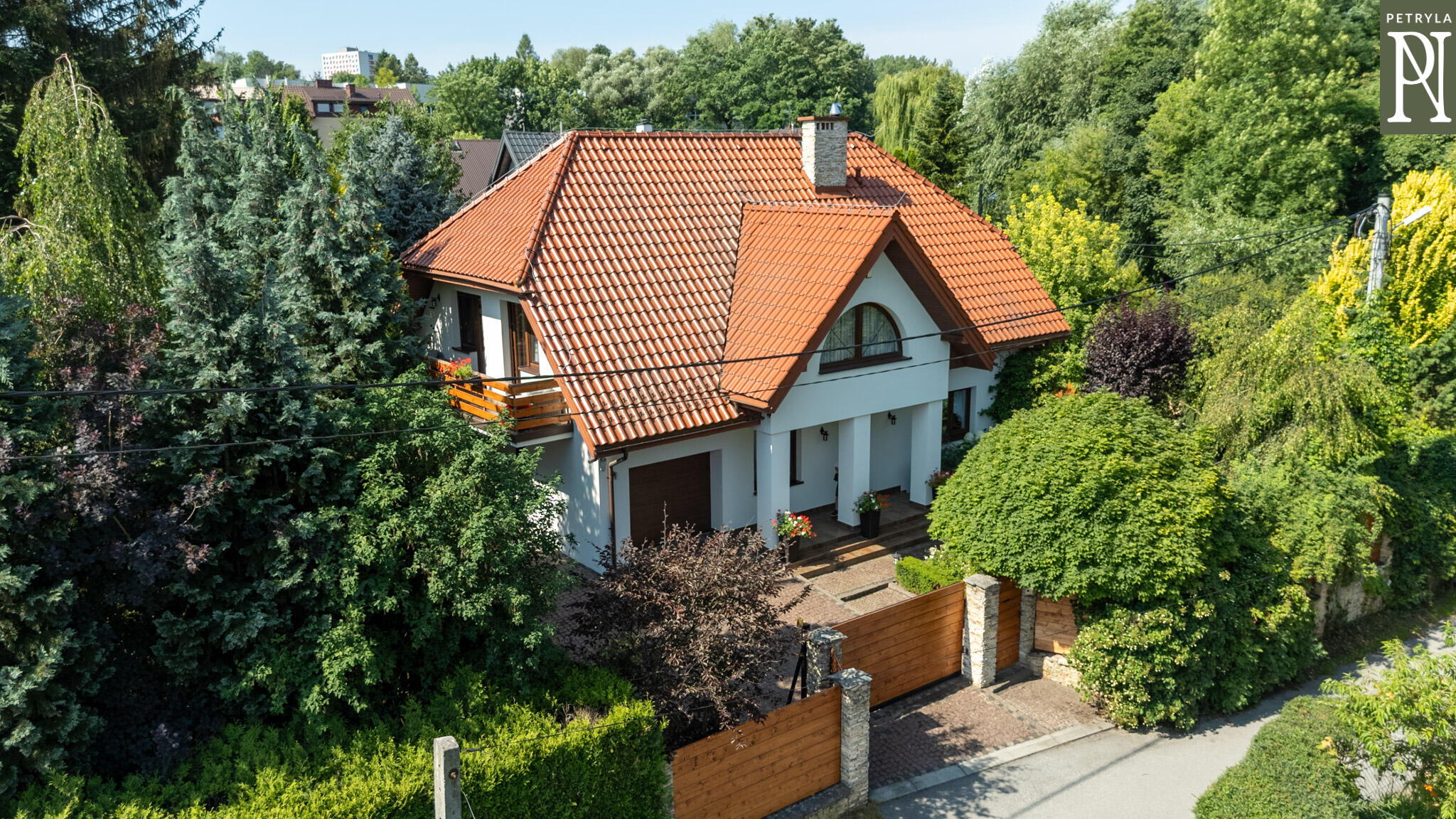 Wyjątkowy dom przy parku jerzmanowskich – unikalna enklawa.