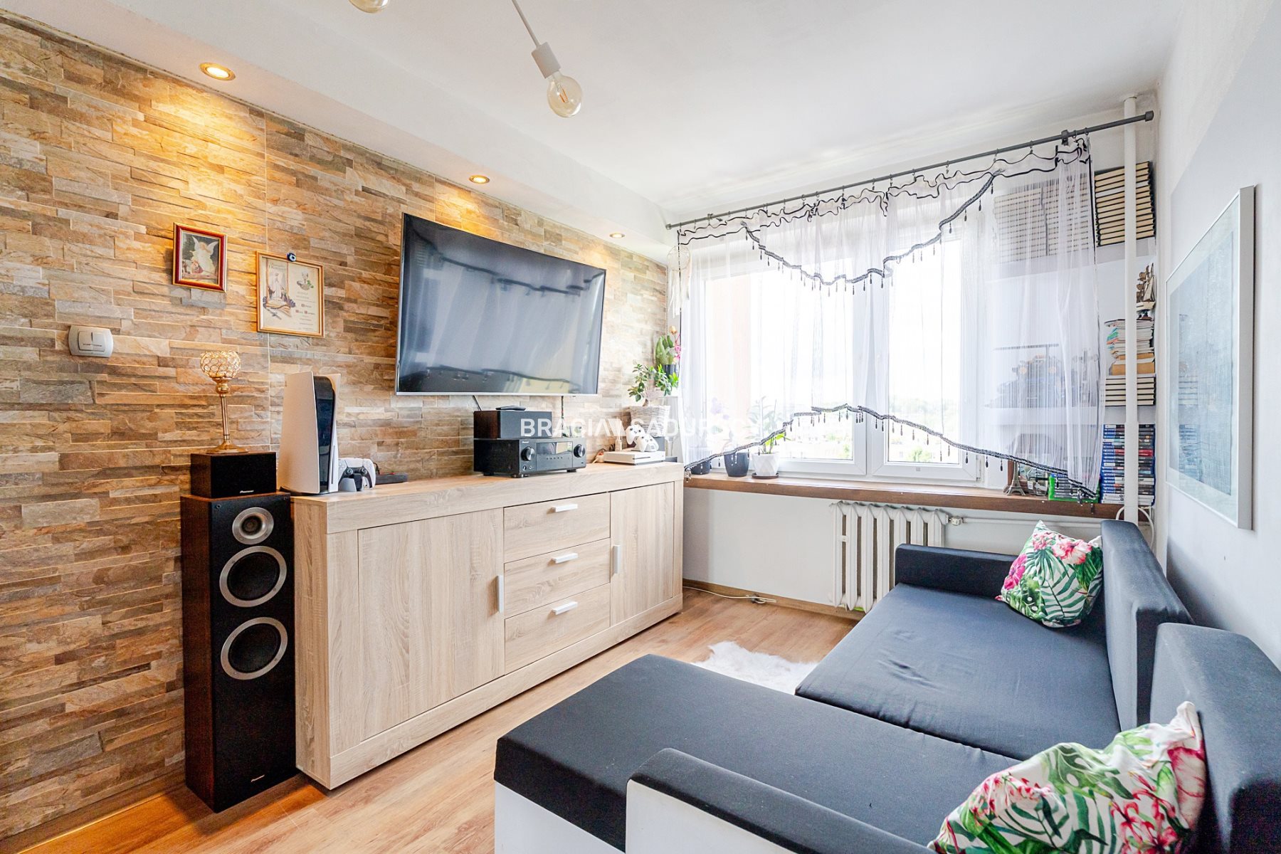 3 pok/ duży balkon/ winda/ ul. walerego sławka.