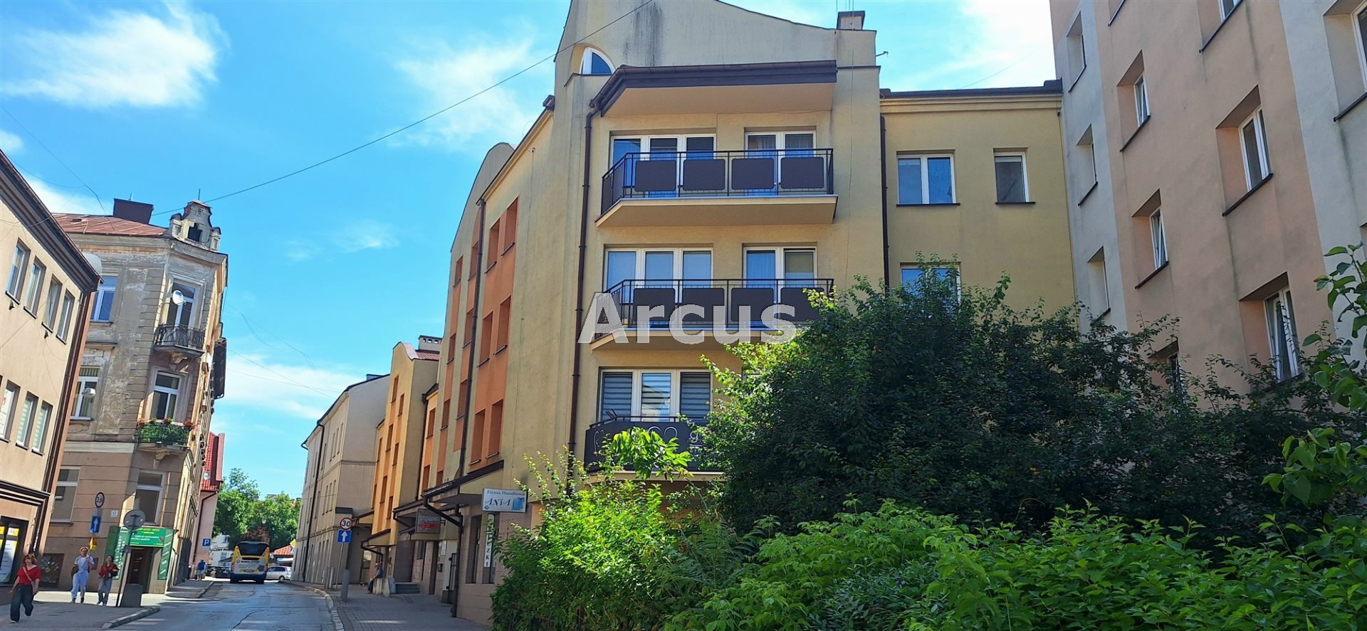 Mieszkanie w bloku z dużym balkonem