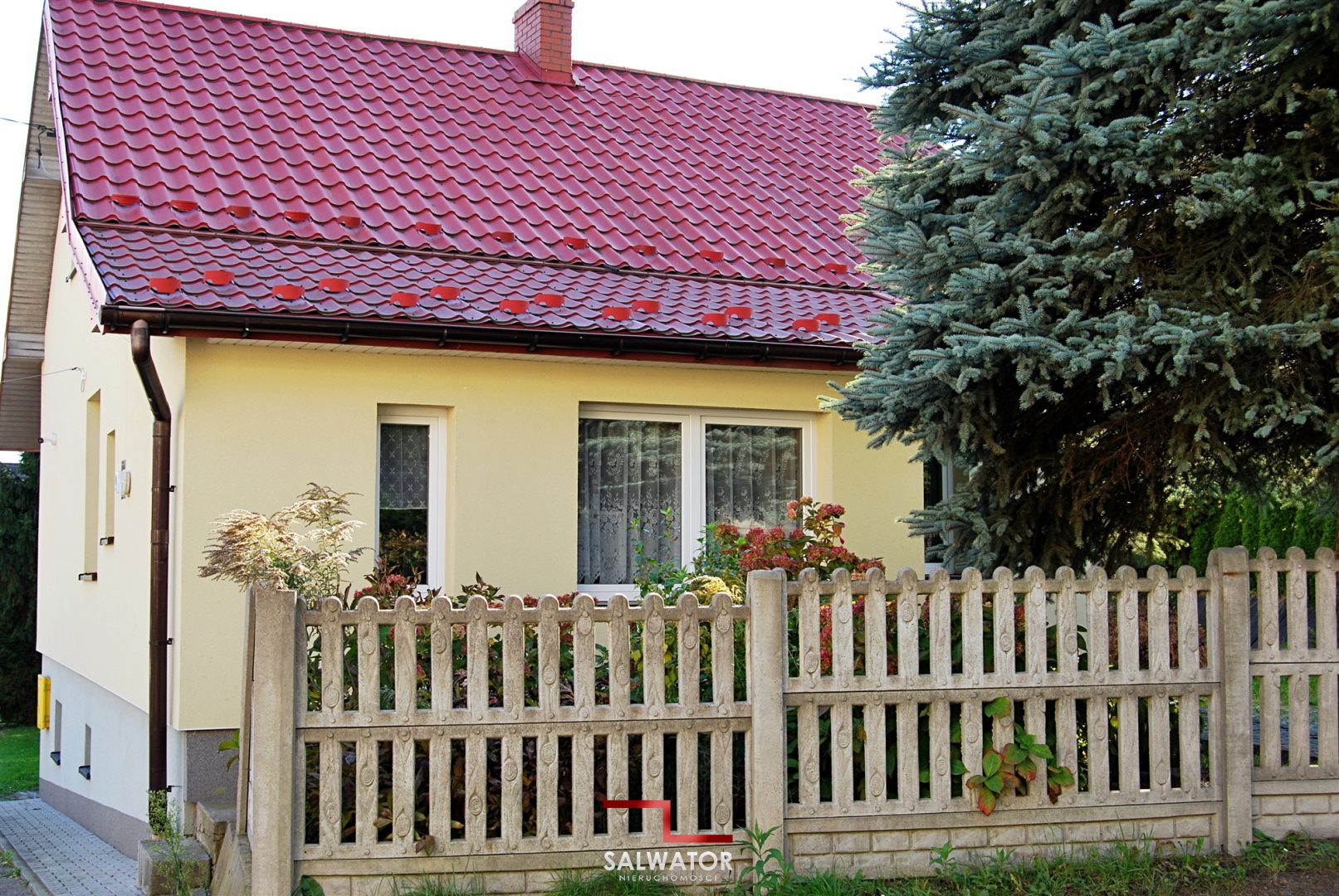 Dom po termomodernizacji domek gospodarczy zagórze