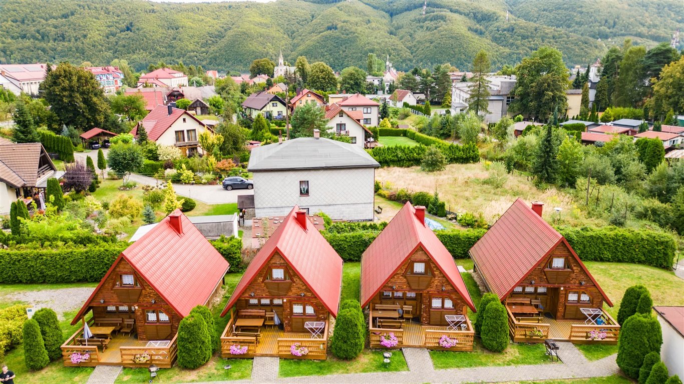 Kilkadziesiąt domków i budynek