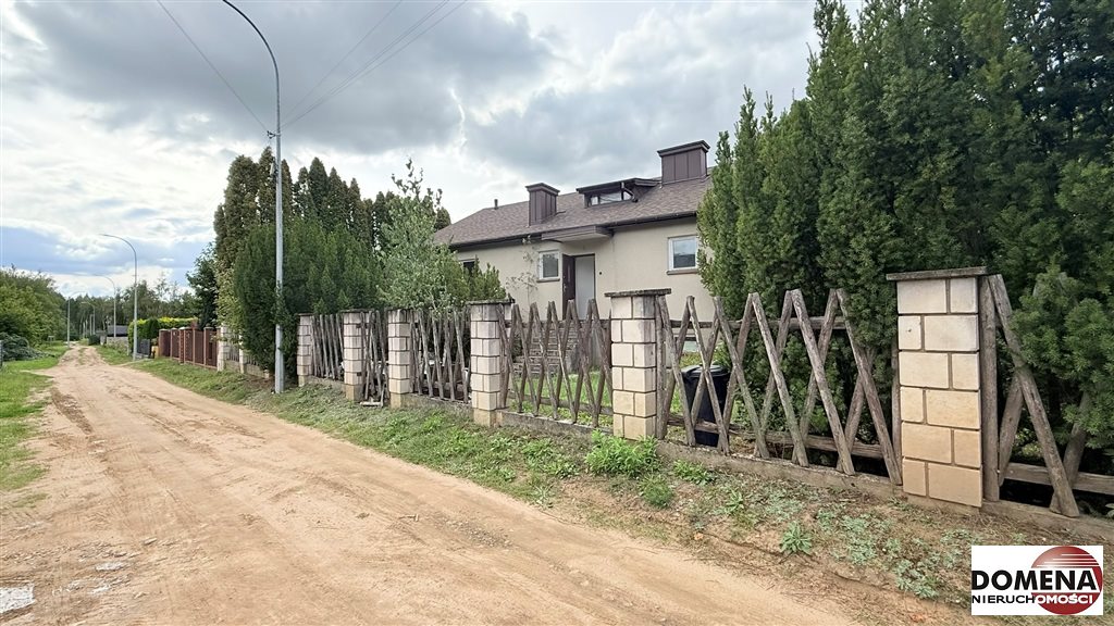 Dom z budynkiem gospodarczym na warszat