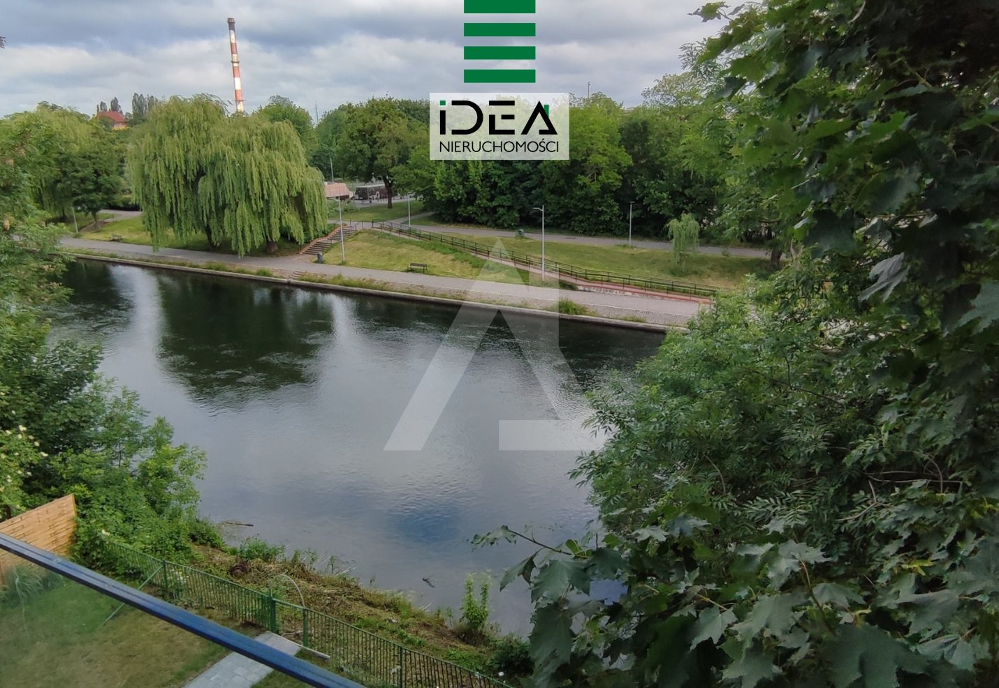 M3 z widokiem na rzeke brda w centrum.
