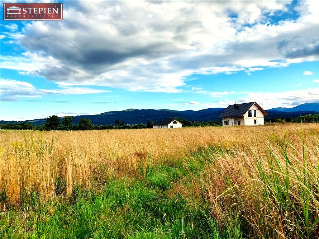 Mały domek z pieknym widokiem na panoramę gór.