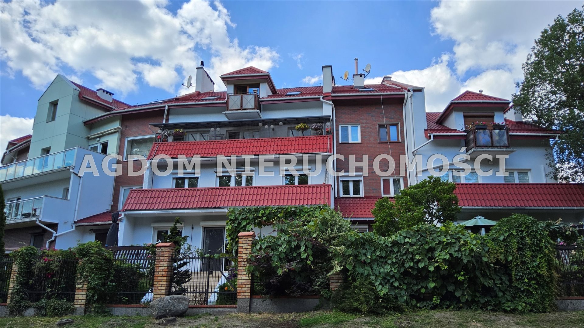 Apartament z garażem dwustanowiskowym.